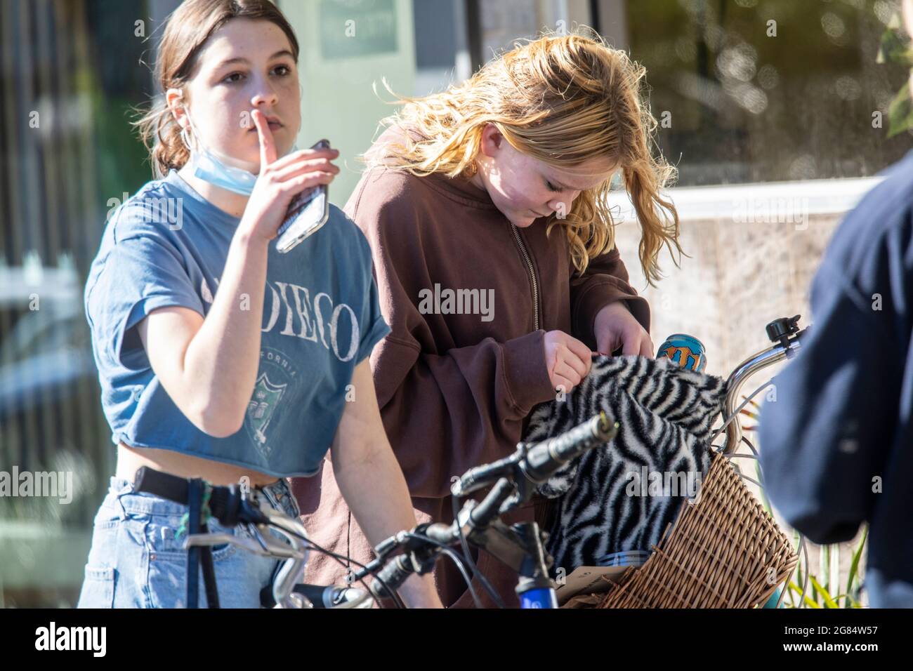 Zwei australische Mädchen im Teenageralter mit Gesichtsmark am Kinn während einer Coronavirus-Pandemie mit Covid 19, Sydney, Australien Stockfoto