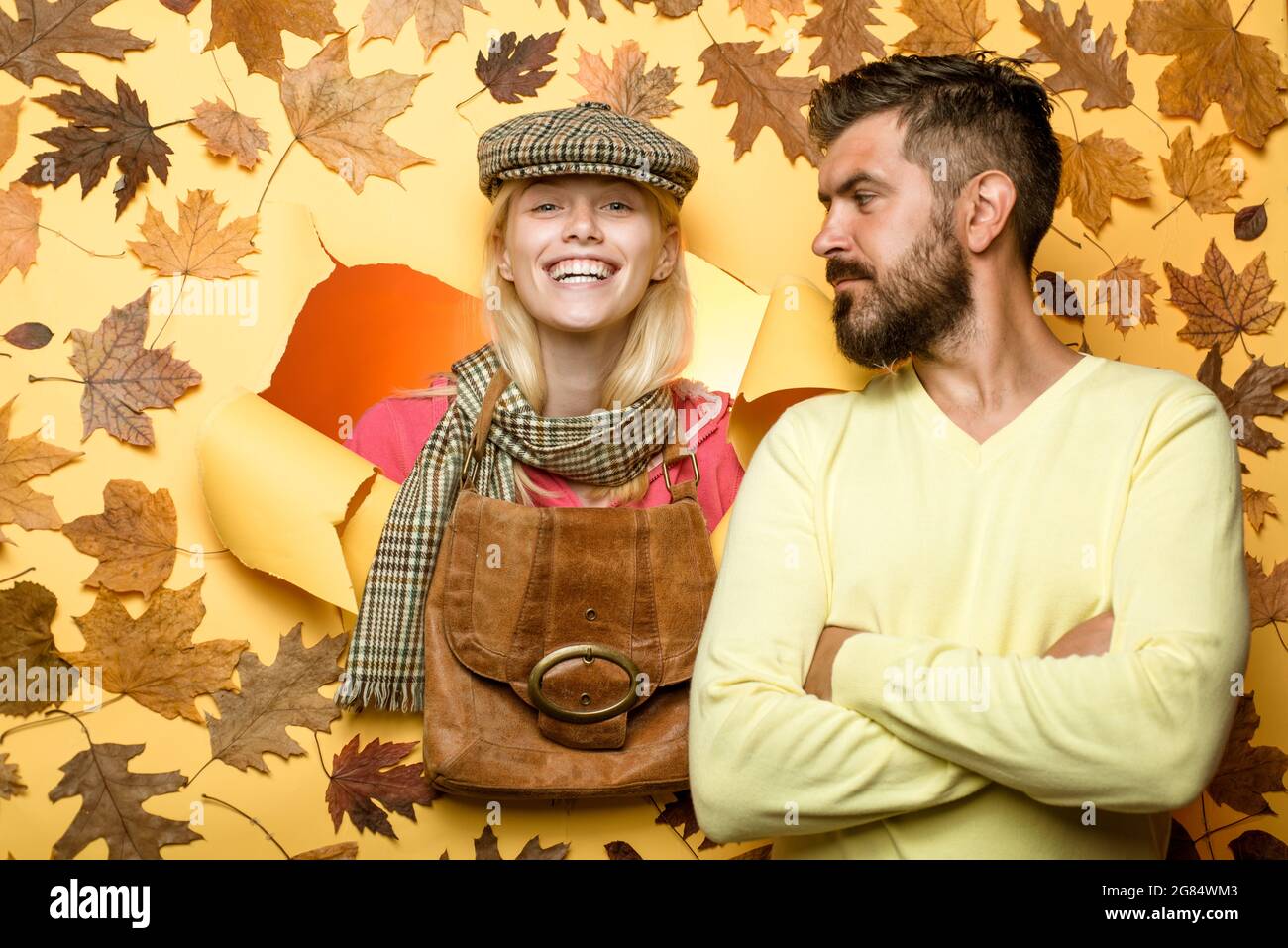 Herbstpaar trägt in Herbstkleidung und sieht sehr sinnlich aus. Glückliche Menschen, die Spaß haben. Herbsttrend und -Mode. Ich liebe dich sehr. Stockfoto