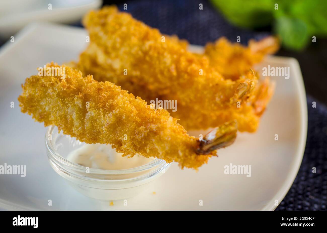 Garnelen im Teig frittiert auf einem Teller mit Sauce Stockfoto