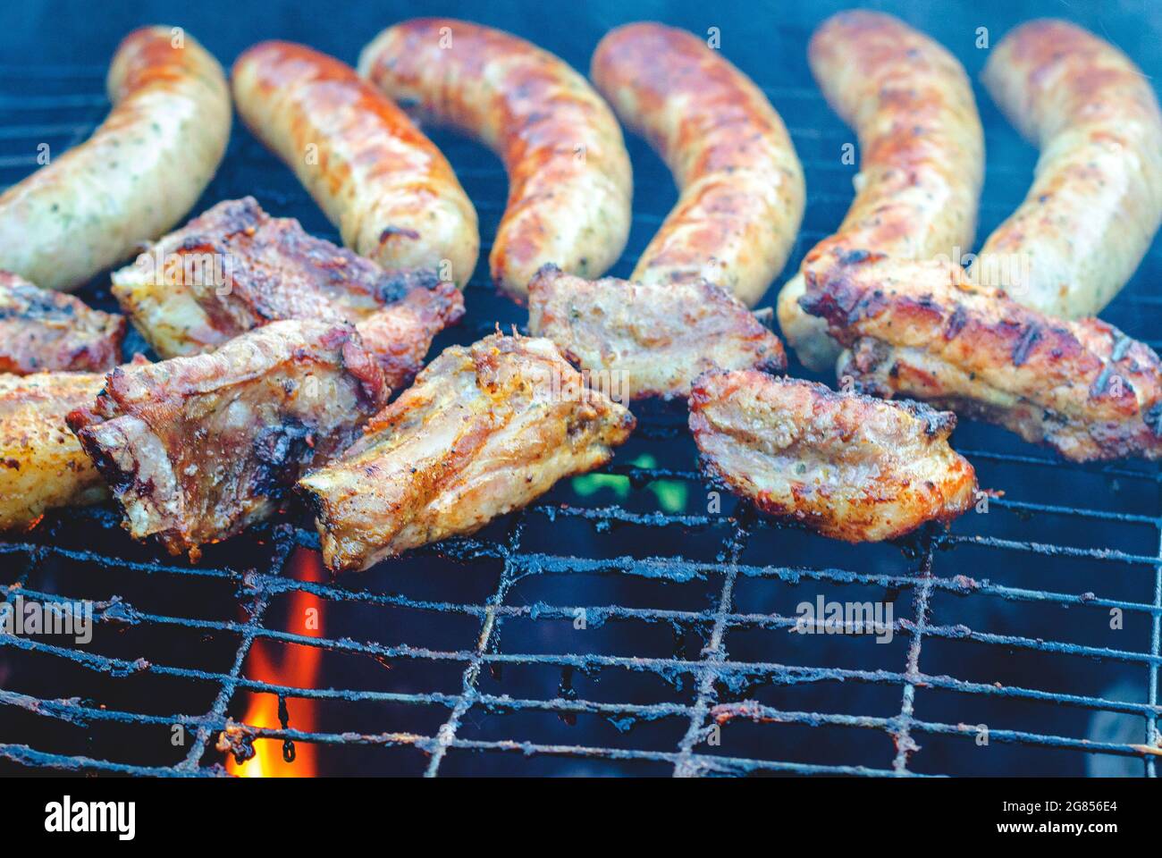 Gebratene Grillwürste im Freien Stockfoto