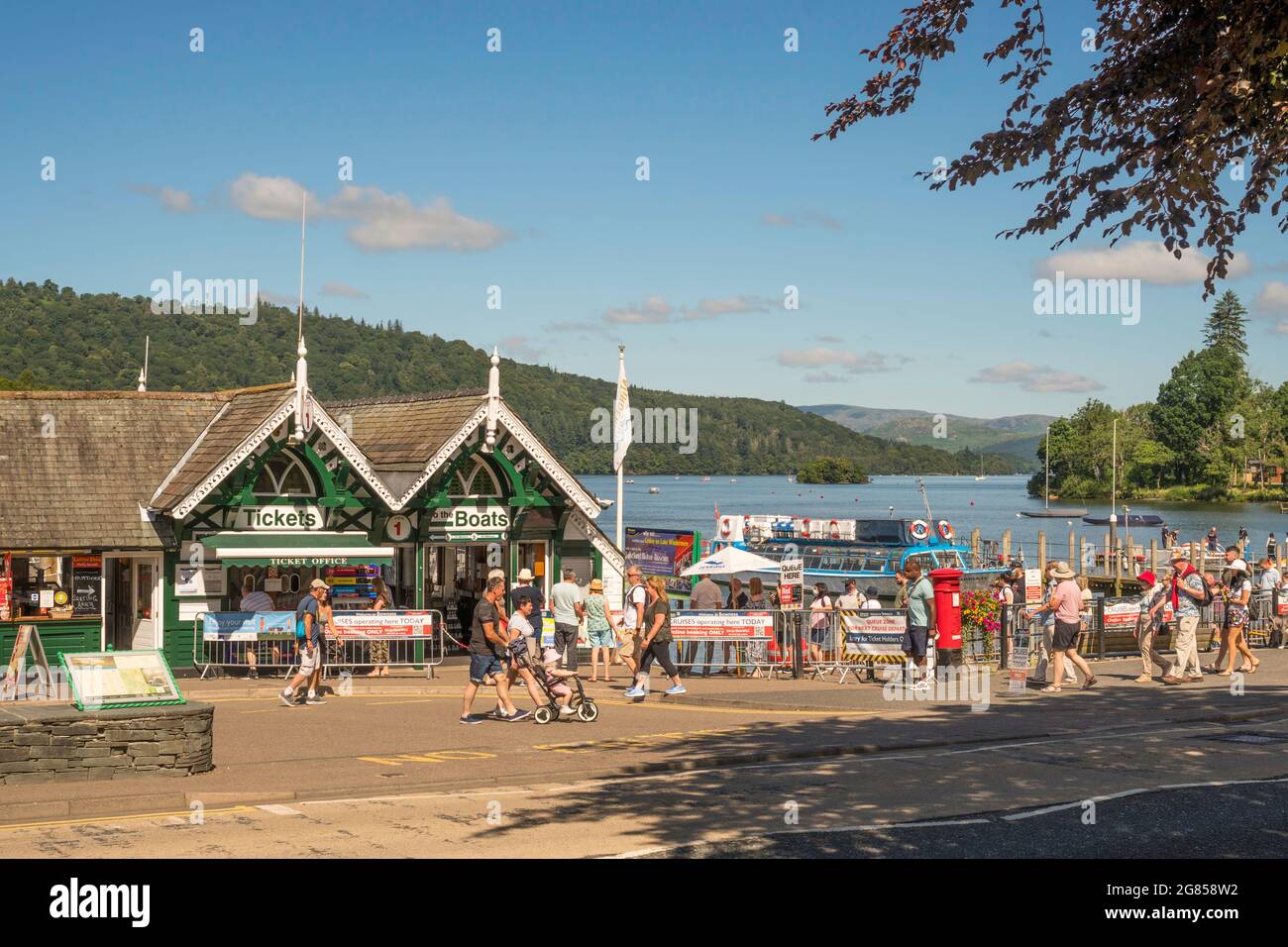 Besucher am Ticketschalter für Bootsfahrten in Bowness auf Windermere, Cumbria, England, Großbritannien Stockfoto