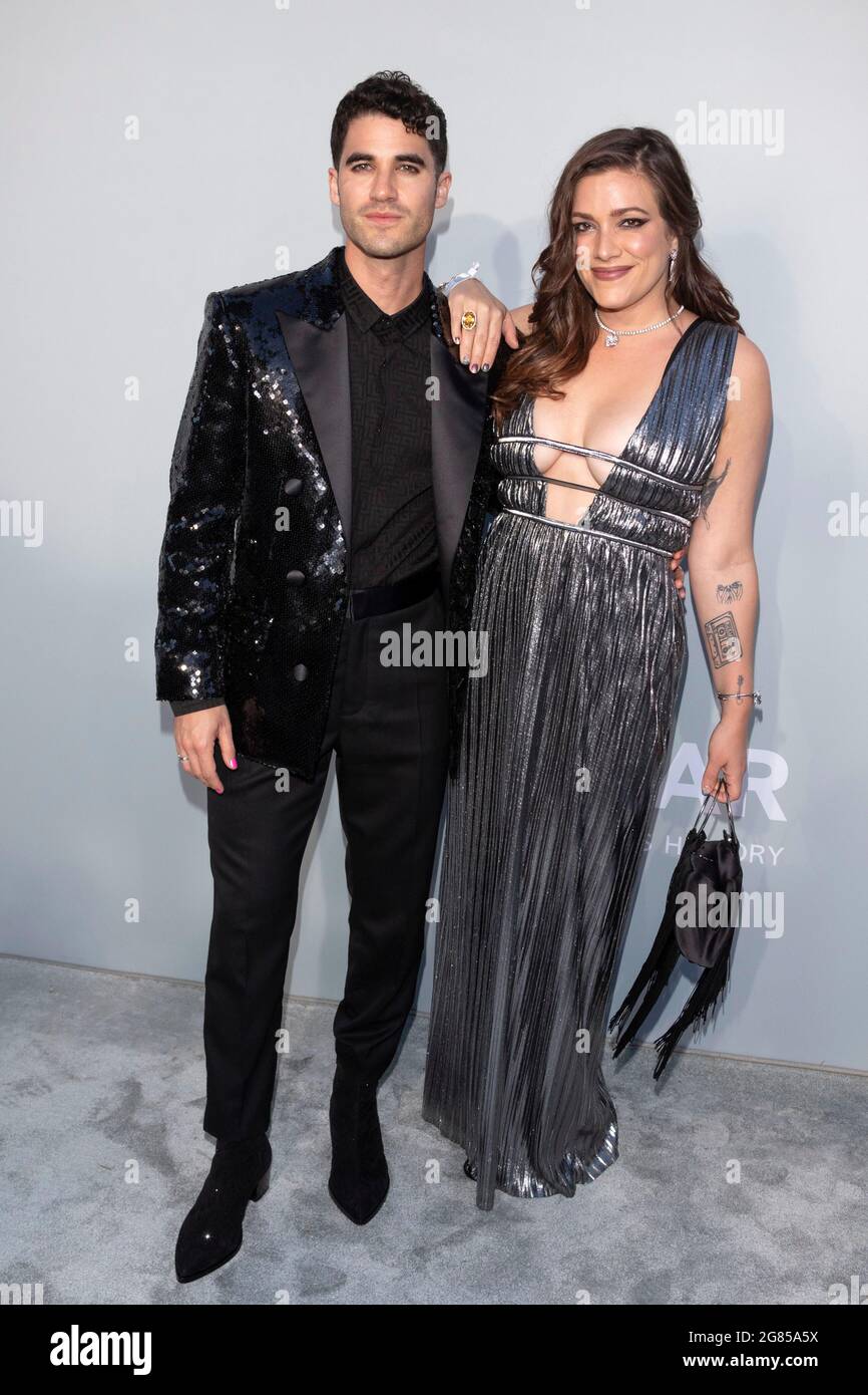 Cannes, Frankreich. Juli 2021. Darren Criss und Mia Swer nehmen am 16. Juli 2021 an der amfAR Gala während des 74. Filmfestivals in Cannes in der Villa Eilenroc in Antibes, Frankreich, Teil. Quelle: dpa picture Alliance/Alamy Live News Stockfoto Cannes, Frankreich. Juli 2021. Darren Criss und Mia Swer nehmen am 16. Juli 2021 an der amfAR Gala während des 74. Filmfestivals in Cannes in der Villa Eilenroc in Antibes, Frankreich, Teil. Quelle: dpa picture Alliance/Alamy Live News Stockfoto