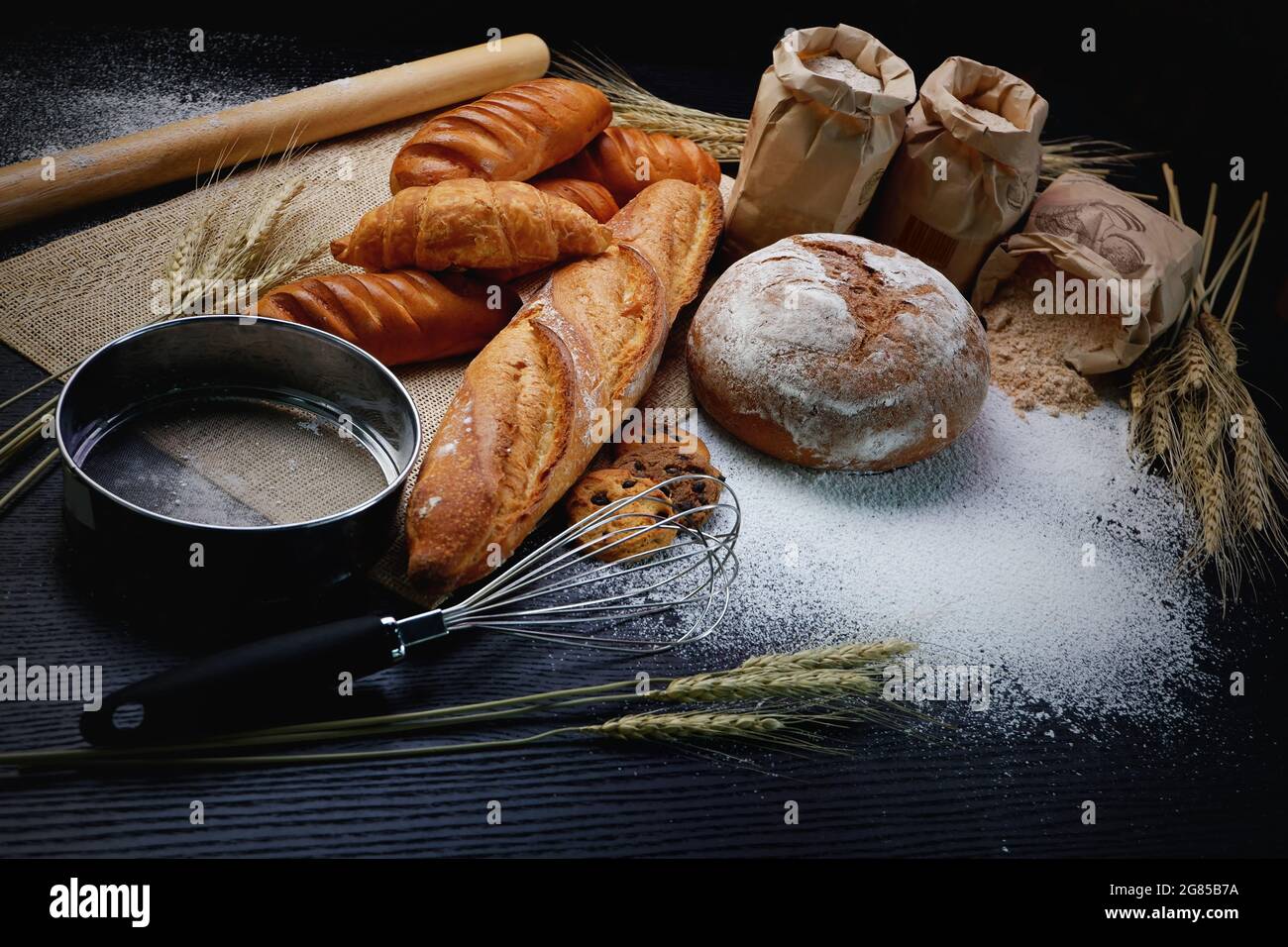 Viele Arten von Brot Studio Shot mit Zutaten Mehl Samenkorn rund um Foto Aufnahme mit hohem iso kann etwas Rauschen und Gewinn. Stockfoto