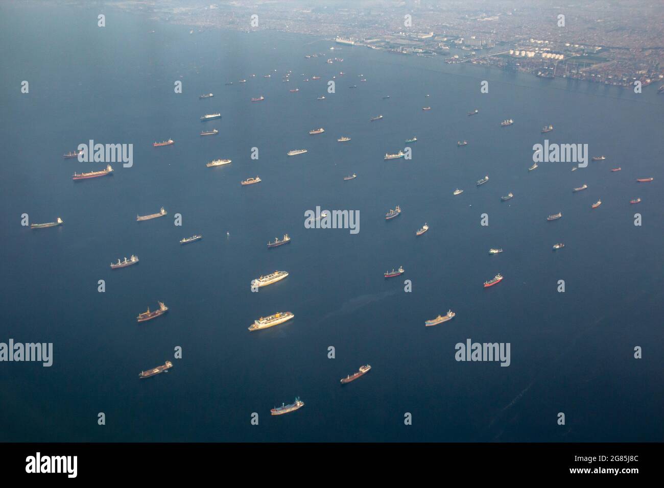 Luftaufnahme eines Fischerschiffs in der Nähe der bucht von jakarta Stockfoto