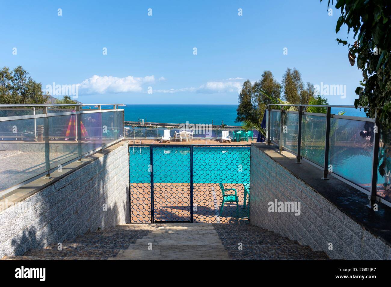 Treppe zum Schwimmbad, Mittelmeer im Hintergrund. Stockfoto