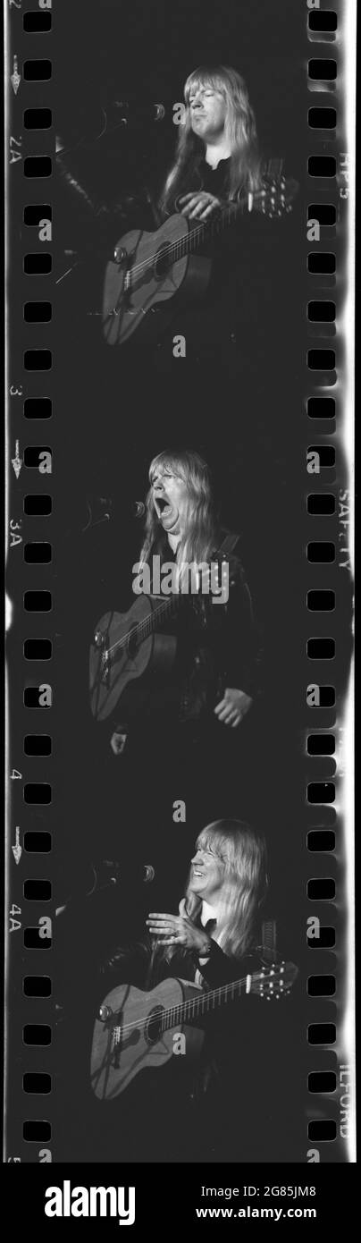 Schwarz-Weiß-Serie des christlichen Rockmusikers Larry Norman, der im Dezember 1982 bei einem Konzert in Brisbane, Australien, auftrat Stockfoto