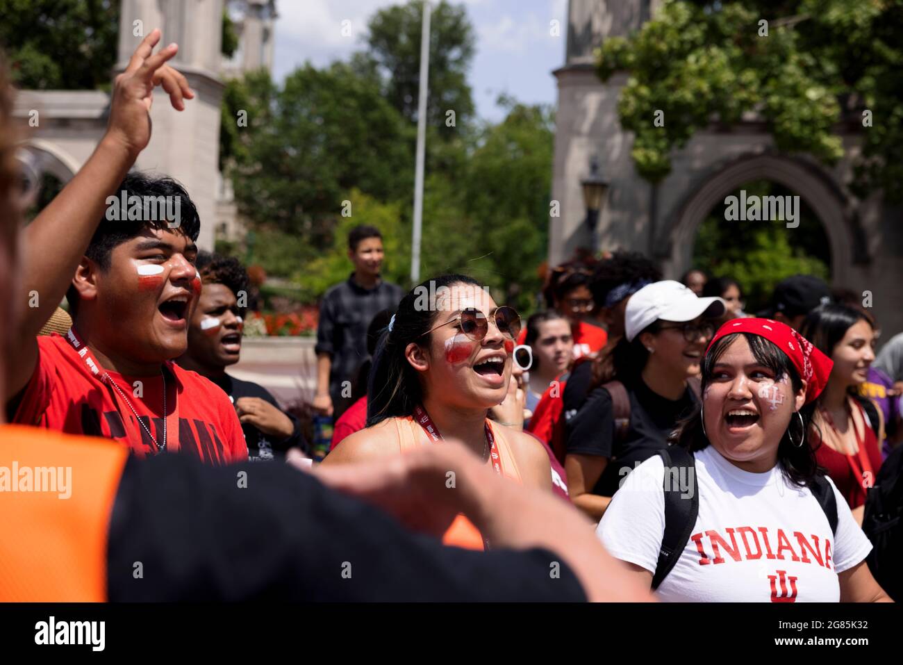 Studenten der Indiana University nehmen an der Demonstration "Walk for Licenses" Teil und skandieren Slogans vom Switchyard Park zu den Sample Gates.die Regierung des Bundesstaates Indiana, die eine gewählte GOP-Supermehrheit in ihrer Führung hat, erlaubte nicht dokumentierten Einwanderern 2007, ihre Führerscheine zu erneuern oder neue Führerscheine zu erhalten. Die Interessenvertretung von Immigranten, Cosecha, versucht, das Bewusstsein für die Schwierigkeiten zu schärfen, mit denen nicht dokumentierte Arbeiter konfrontiert sind, ohne einen Führerschein zu haben, aber zu versuchen, zur Arbeit zu pendeln und andere wichtige Aktivitäten durchzuführen, die die mit Führerscheinen tun können. (Foto von Jeremy Hogan Stockfoto