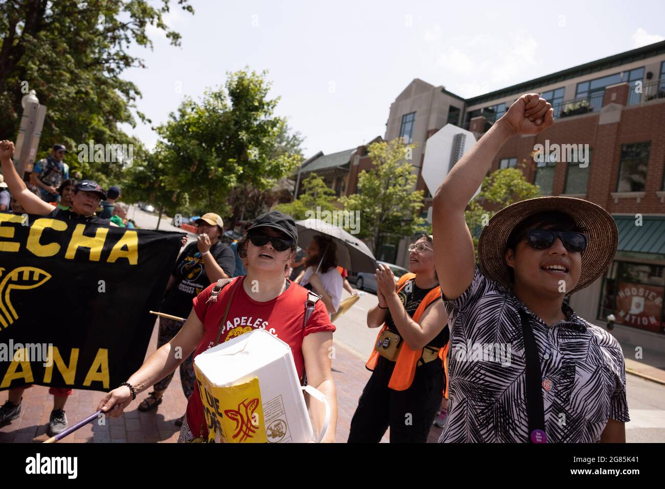 Studenten der Indiana University nehmen an der Demonstration "Walk for Licenses" Teil und skandieren Slogans vom Switchyard Park zu den Sample Gates.die Regierung des Bundesstaates Indiana, die eine gewählte GOP-Supermehrheit in ihrer Führung hat, erlaubte nicht dokumentierten Einwanderern 2007, ihre Führerscheine zu erneuern oder neue Führerscheine zu erhalten. Die Interessenvertretung von Immigranten, Cosecha, versucht, das Bewusstsein für die Schwierigkeiten zu schärfen, mit denen nicht dokumentierte Arbeiter konfrontiert sind, ohne einen Führerschein zu haben, aber zu versuchen, zur Arbeit zu pendeln und andere wichtige Aktivitäten durchzuführen, die die mit Führerscheinen tun können. (Foto von Jeremy Hogan Stockfoto