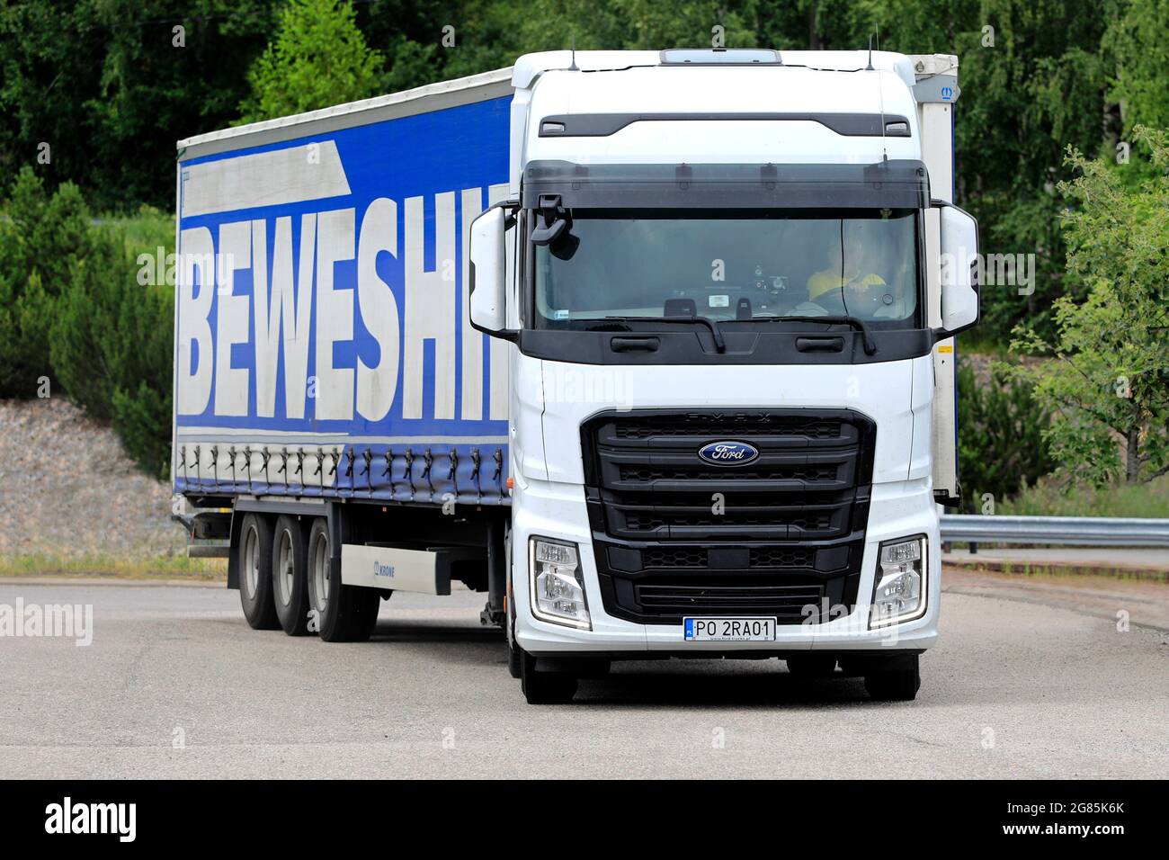 Ford F-MAX, schwerer Lkw von Ford Otosan, PL-Platten, verlassen Lkw-Stopp in Salo, Finnland. 9. Juli 2021. Schwere Lkw von Ford sind in Finnland eine Seltenheit. Stockfoto