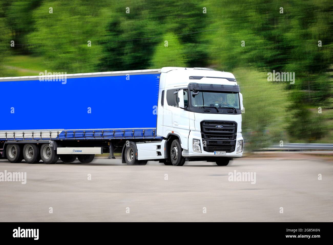 Ford F-MAX, schwerer Lkw von Ford Otosan, PL-Platten, verlassen Lkw-Stopp in Salo, Finnland. 9. Juli 2021.Bewegungsunschärfe in Post-Prod. Hinzugefügt. Stockfoto