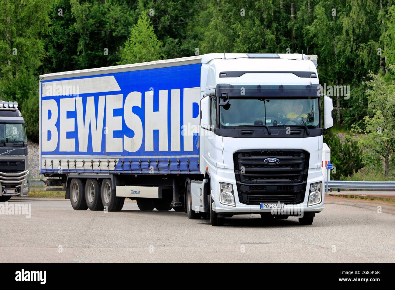 Ford F-MAX, schwerer Lkw von Ford Otosan, PL-Platten, verlassen Lkw-Stopp in Salo, Finnland. 9. Juli 2021. Schwere Lkw von Ford sind in Finnland eine Seltenheit. Stockfoto