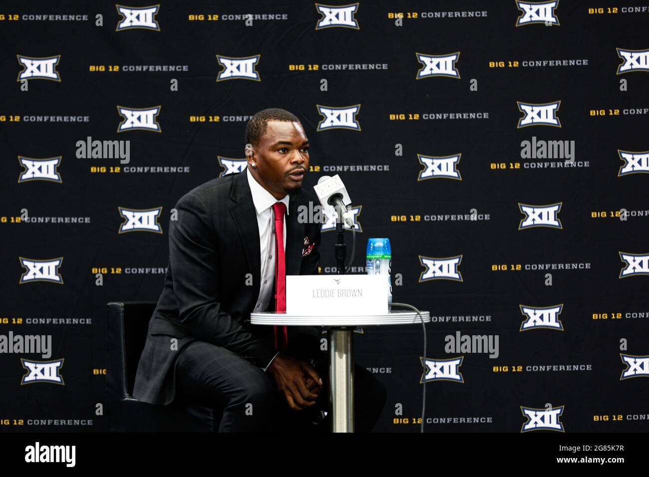 Bergsteiger aus West Virginia laufen zurück Leddie Brown spricht während des Medientages der Big 12 Conference, Mittwoch, 14. Juli 2021, in Arlington, TX. (Mario Ter Stockfoto