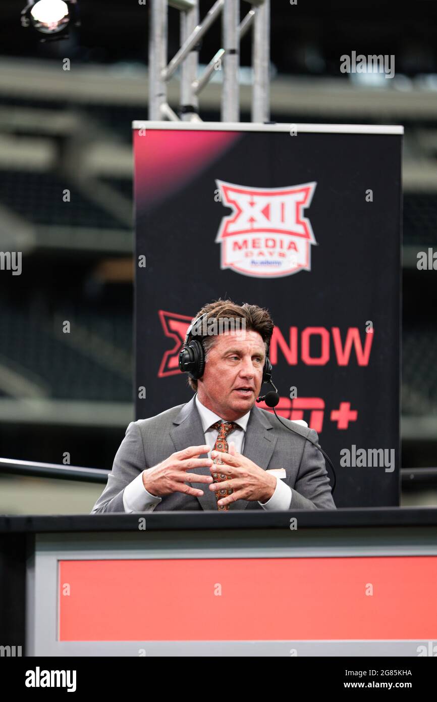 Mike Gundy, Cheftrainer der Oklahoma State Cowboys, spricht mit ESPN während des Big 12 Conference Media Day, Donnerstag, 15. Juli 2021, in Arlington, TX. (Mario Te Stockfoto