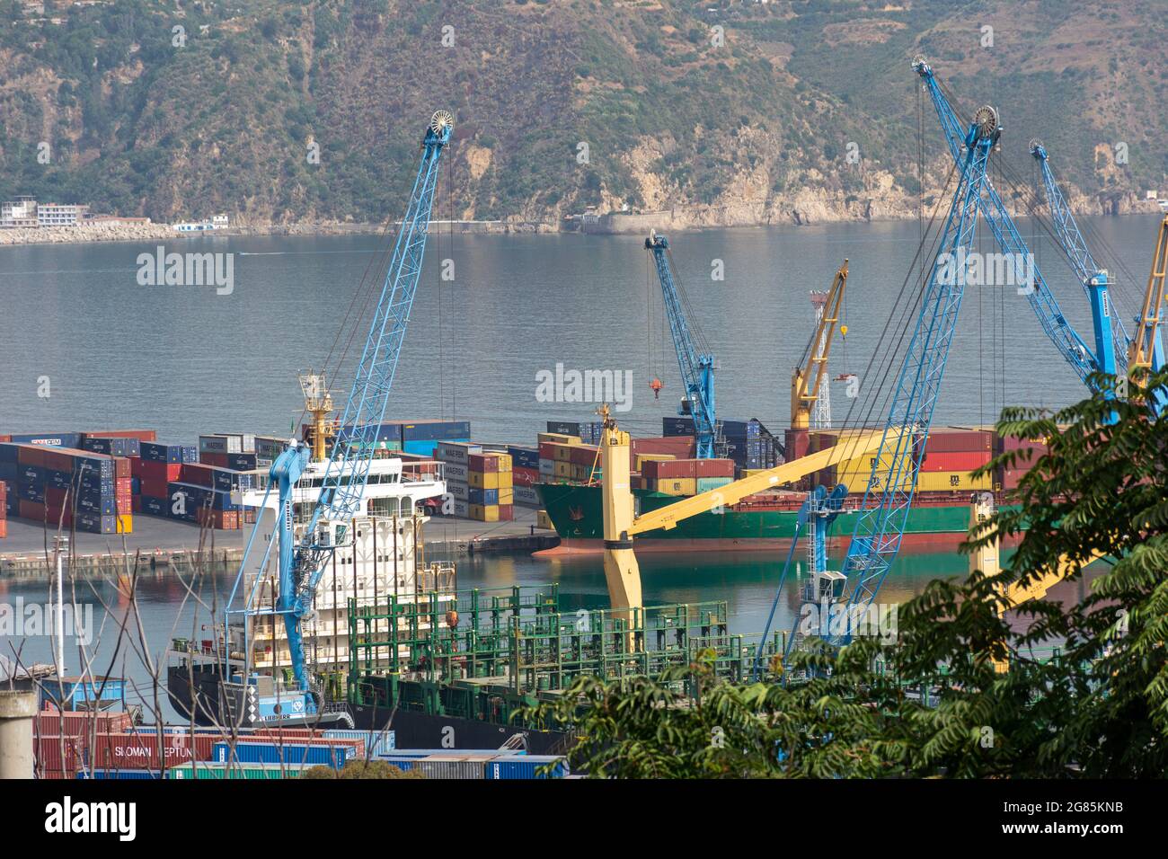 Blick auf den Hafen von Skikda, Schiffscontainer, Öltankschiffe. Stockfoto