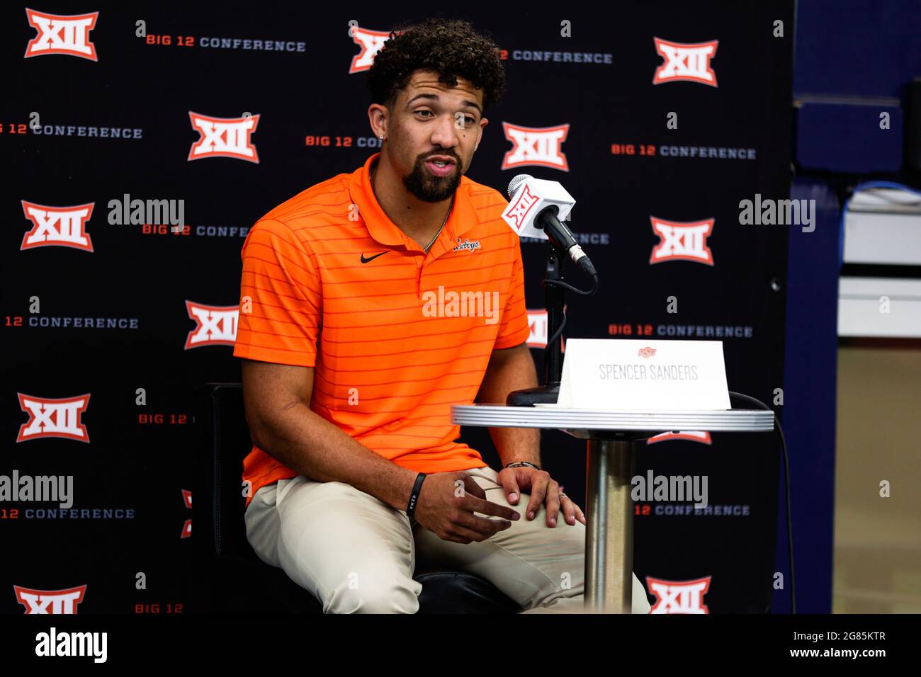 Oklahoma State Cowboys Quarterback Spencer Sanders spricht während des Big 12 Conference Media Day, Donnerstag, 15. Juli 2021, in Arlington, TX. (Mario Terran Stockfoto