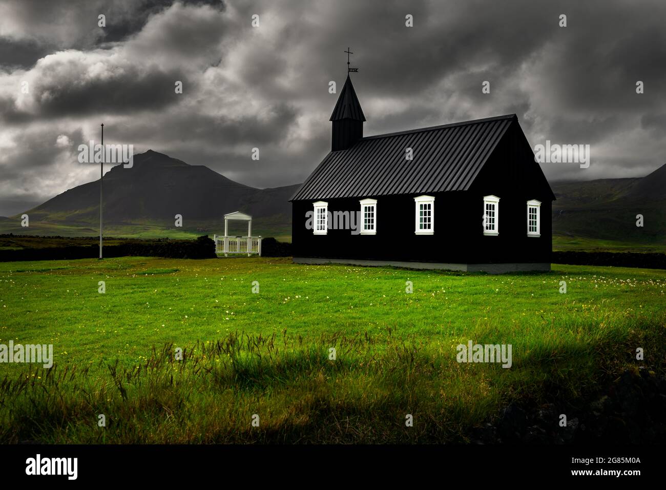 Berühmte schwarze Búðakirkja im Westen Islands. Stockfoto