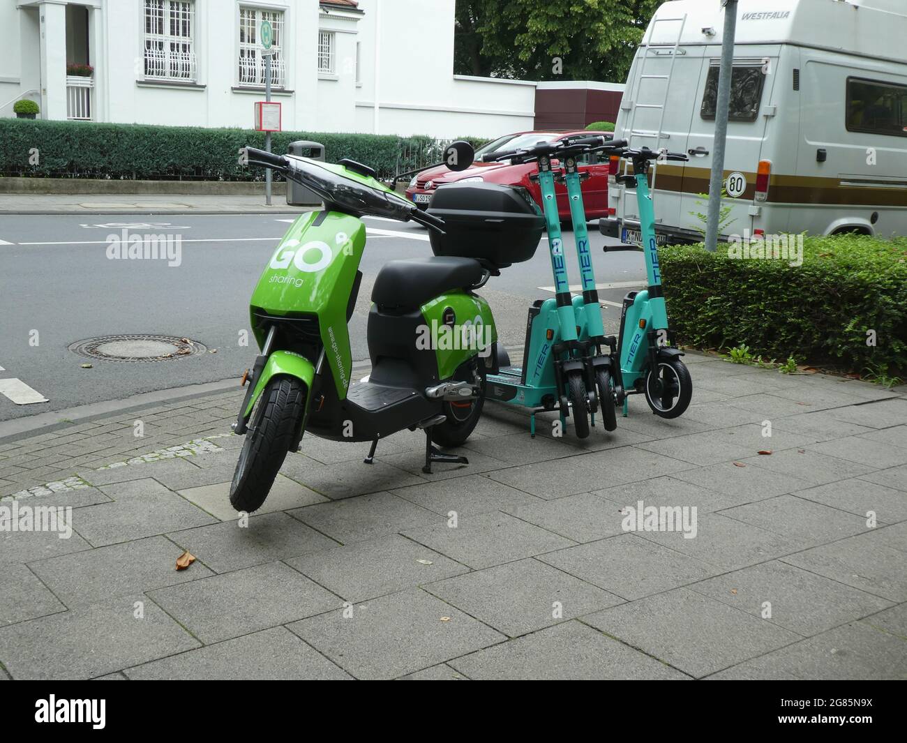 Köln, Deutschland. Juli 2021. Ein Elektroroller des niederländischen  Anbieters GO Sharing und E-Scooter von Tier Mobility stehen auf dem  Bürgersteig am Straßenrand.Quelle: Horst Galuschka/dpa/Alamy Live News  Stockfotografie - Alamy