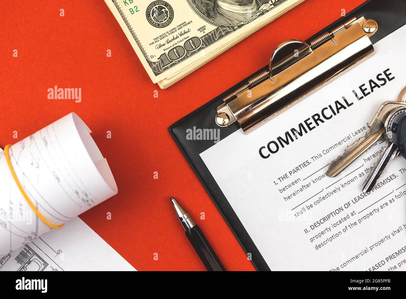 Commercial Lease Form. Zwischenablage mit Business-Dokument, Stift und Geld. Roter Hintergrund, Kopierbereich Stockfoto