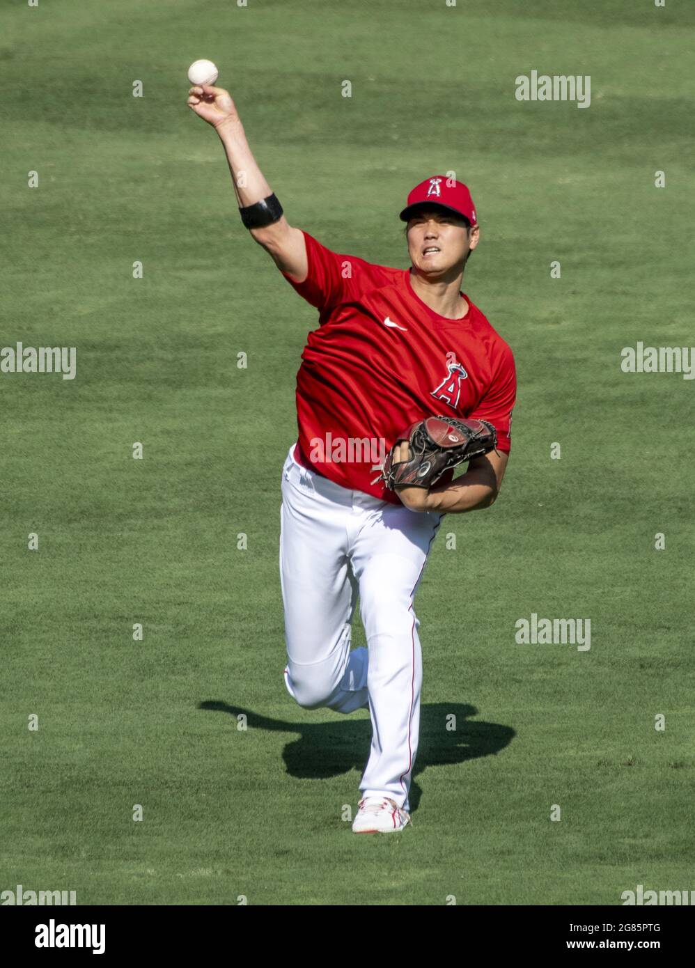 Anaheim, USA. Juli 2021. Shohei Ohtani erwärmt sich vor dem Spiel gegen die Seattle Mariners im Angel Stadium in Anaheim am Freitag, den 16. Juli 2021. Foto von Michael Goulding/UPI Credit: UPI/Alamy Live News Stockfoto