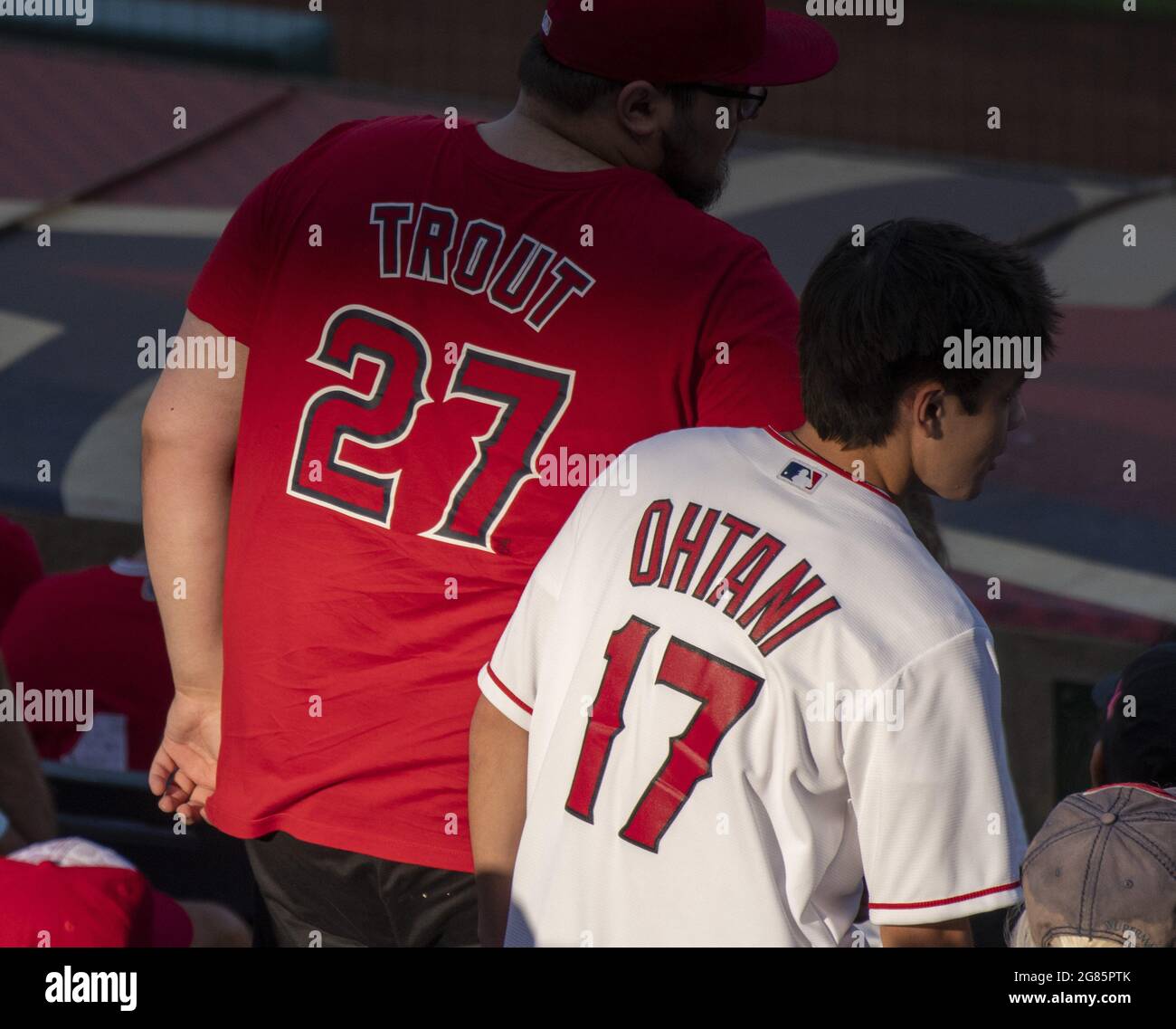 Anaheim, USA. Juli 2021. Fans zeigen ihre Unterstützung für Mike Forelle und Shohei Ohtani vor dem Spiel gegen die Seattle Mariners im Angel Stadium in Anaheim am Freitag, den 16. Juli 2021. Foto von Michael Goulding/UPI Credit: UPI/Alamy Live News Stockfoto