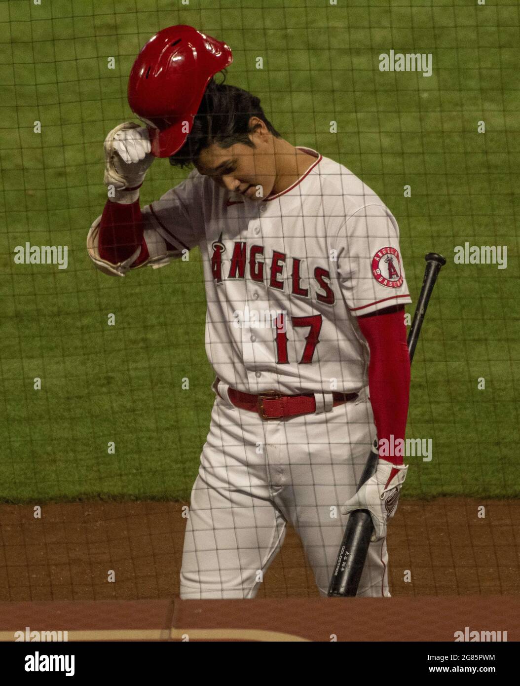 Anaheim, USA. Juli 2021. Shohei Ohtani kehrt zum Dugout zurück, nachdem er am Freitag, den 16. Juli 2021, im siebten Inning gegen die Seattle Mariners im Angel Stadium in Anaheim auftrat. Foto von Michael Goulding/UPI Credit: UPI/Alamy Live News Stockfoto