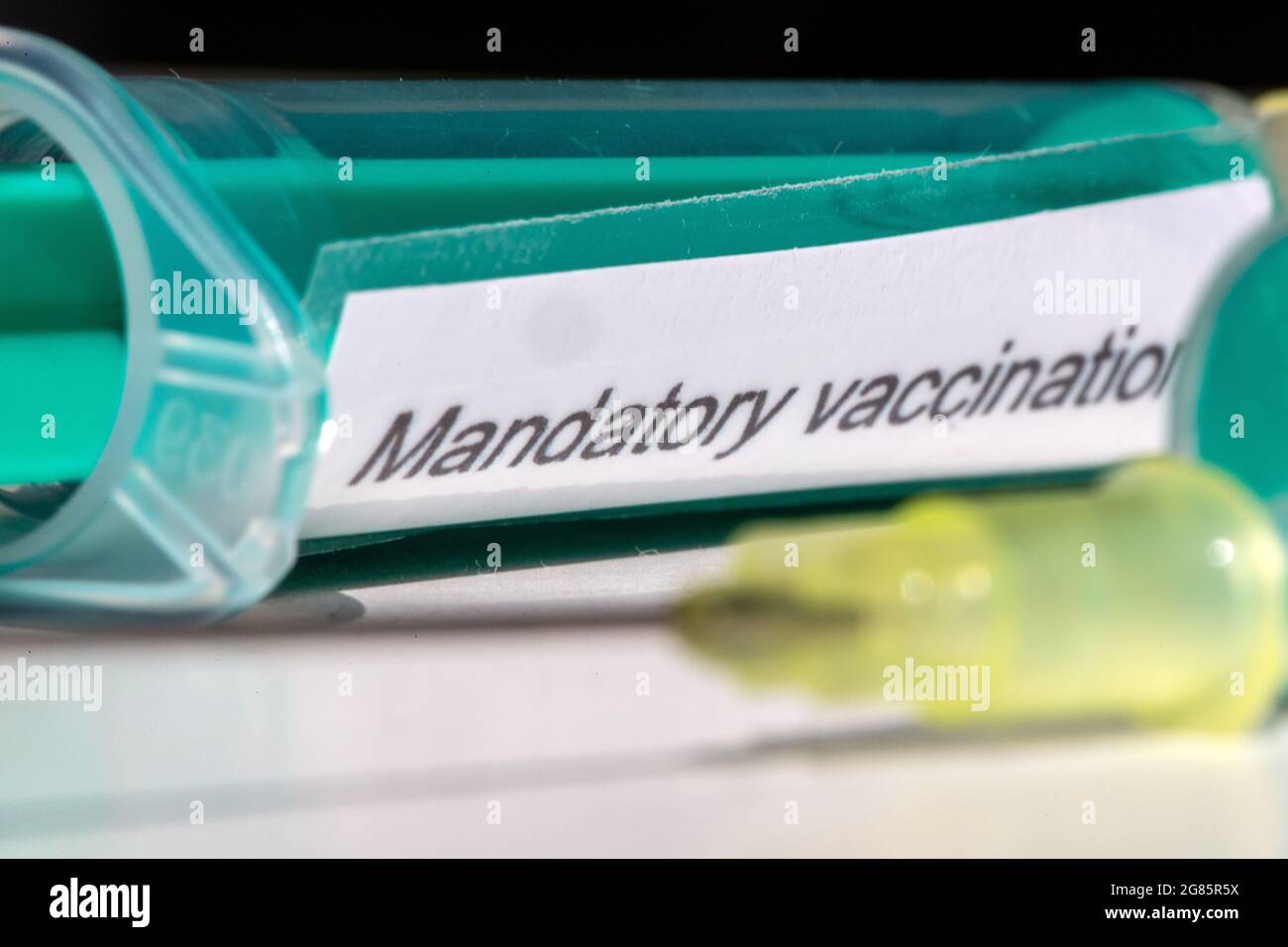 Hypodermische Nadel mit der Aufschrift obligatorische Impfung, symbolisches Bild Stockfoto