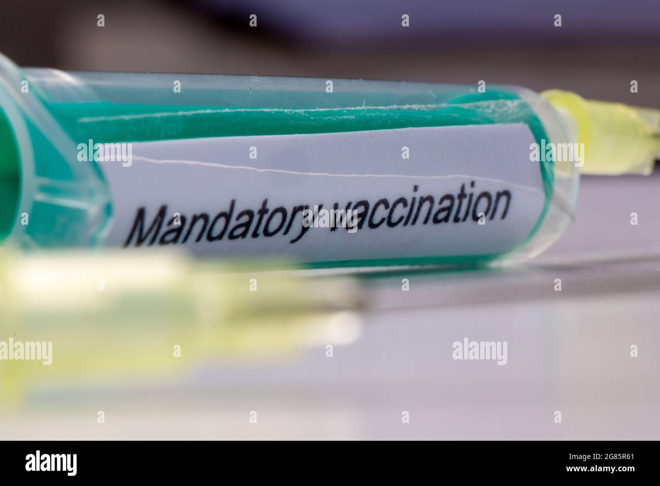 Hypodermische Nadel mit der Aufschrift obligatorische Impfung, symbolisches Bild Stockfoto