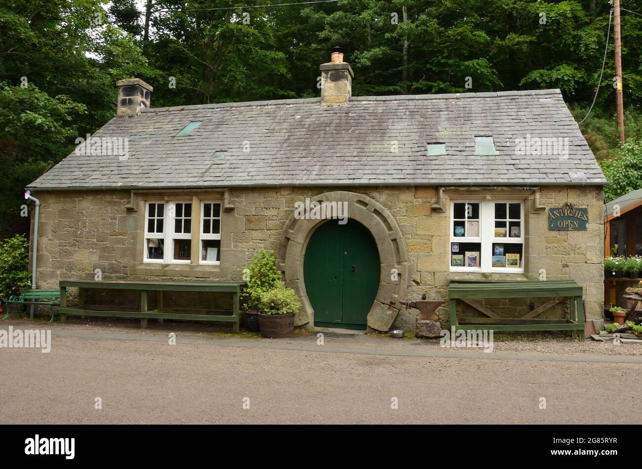 The Old Smithy's Shop auf dem Ford & ETAL Estate in Northumberland, England. Der Eingang ist in Form eines Hufeisens. Stockfoto