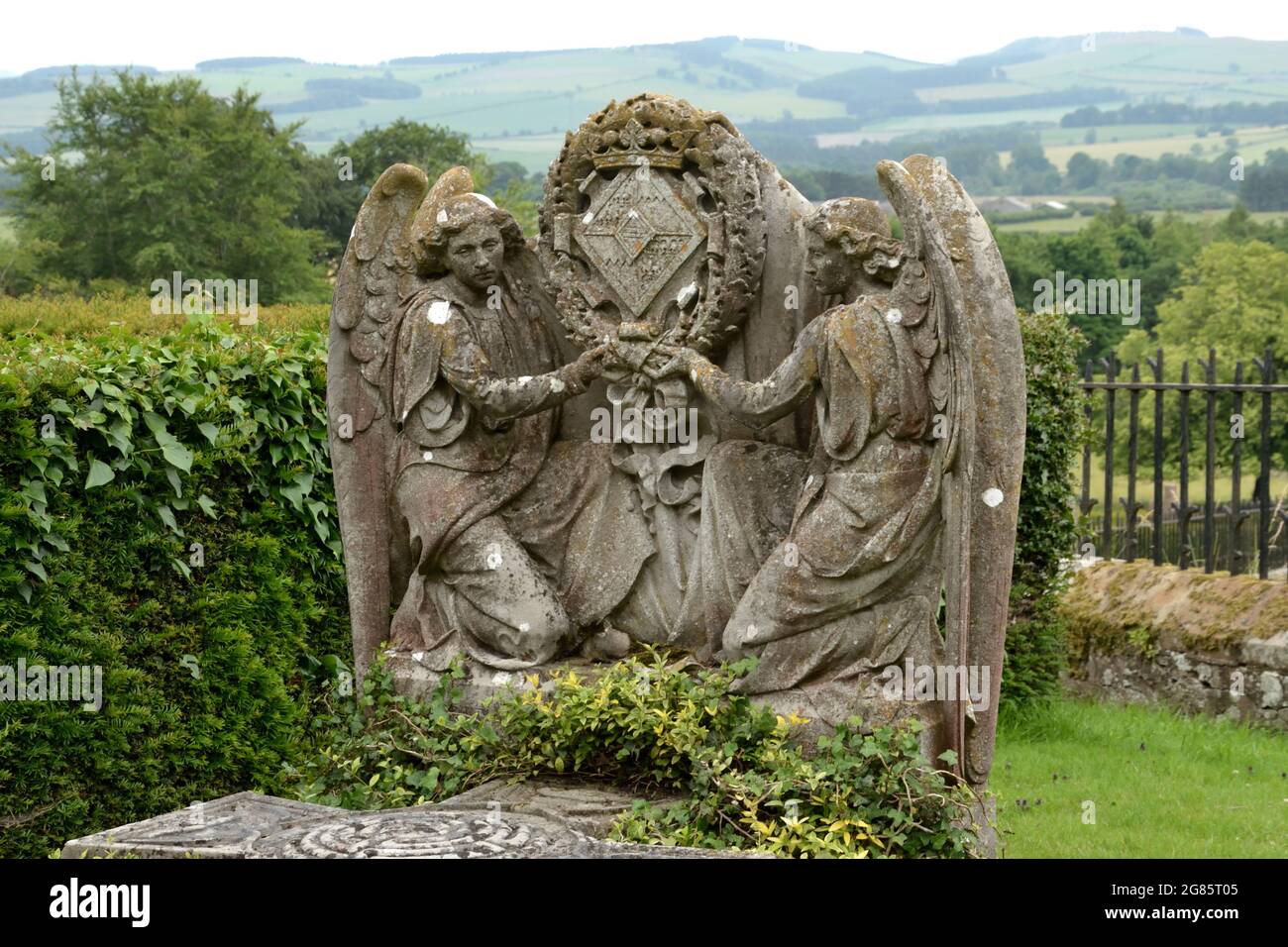 Ein kunstvoll geschnitzter Grabstein mit zwei Engeln auf dem Friedhof der Ford Church in Northumberland, England Stockfoto