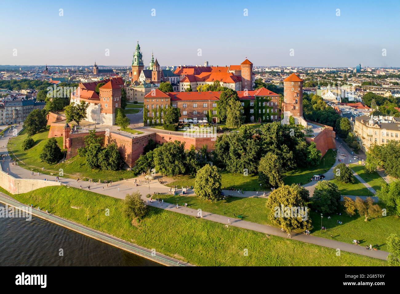 Krakau, Polen. Historisches königliches Wawel-Schloss und Kathedrale mit Park und Weichsel. Luftaufnahme bei Sonnenuntergang. Altstadt mit St. Mary Kirche im Bac Stockfoto