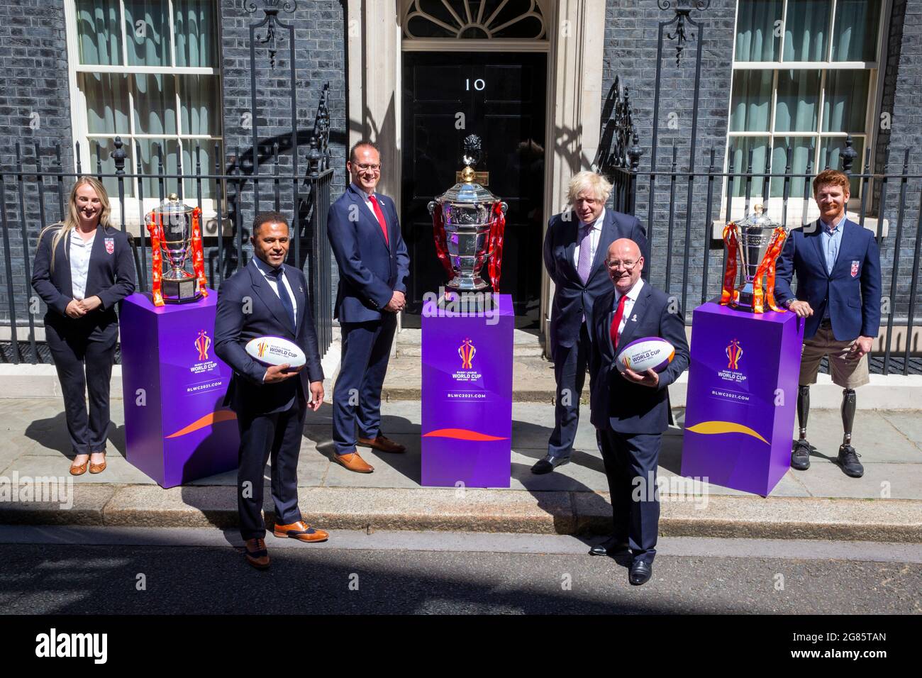 London, Großbritannien. Juli 2021. Premierminister Boris Johnson steht mit Botschaftern und Führungskräften vor der Rugby League World Cup 2021. Von links nach rechts, Jodie Cunningham, Botschafter, Jason Robinson, Botschafter, Jon Dutton, Chief Executive, Premierminister, Boris Johnson, Chris Brindley, James Simpson, Botschafter für Rollstuhl und Stuhl. Kredit: Mark Thomas/Alamy Live Nachrichten Stockfoto