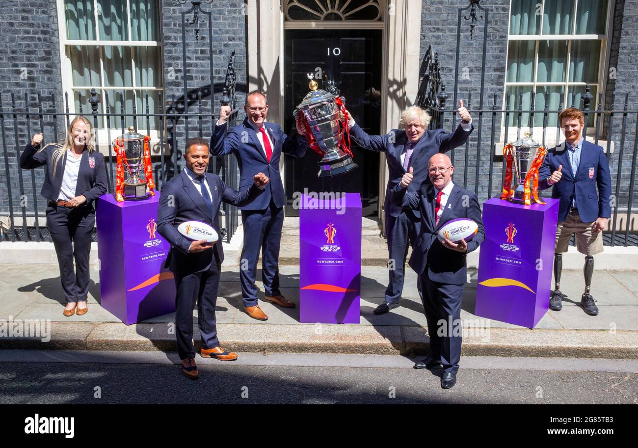 London, Großbritannien. Juli 2021. Premierminister Boris Johnson steht mit Botschaftern und Führungskräften vor der Rugby League World Cup 2021. Von links nach rechts, Jodie Cunningham, Botschafter, Jason Robinson, Botschafter, Jon Dutton, Chief Executive, Premierminister, Boris Johnson, Chris Brindley, James Simpson, Botschafter für Rollstuhl und Stuhl. Kredit: Mark Thomas/Alamy Live Nachrichten Stockfoto