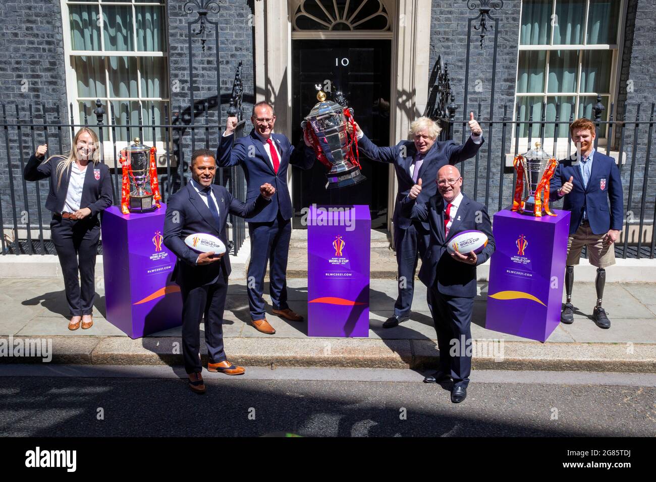 London, Großbritannien. Juli 2021. Premierminister Boris Johnson steht mit Botschaftern und Führungskräften vor der Rugby League World Cup 2021. Von links nach rechts, Jodie Cunningham, Botschafter, Jason Robinson, Botschafter, Jon Dutton, Chief Executive, Premierminister, Boris Johnson, Chris Brindley, James Simpson, Botschafter für Rollstuhl und Stuhl. Kredit: Mark Thomas/Alamy Live Nachrichten Stockfoto