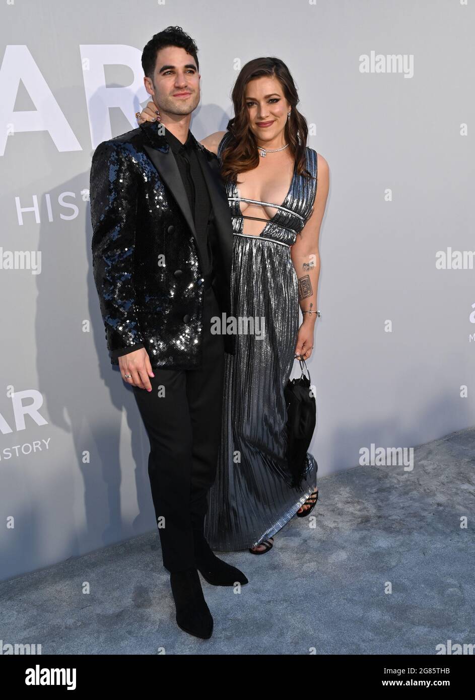 Antibes, Frankreich. Juli 2021. ANTIBES, FRANKREICH. 16. Juli 2021: Darren Criss & Mia Swer bei der amfAR Cannes Gala 2021, im Rahmen des 74. Festival de Cannes, in der Villa Eilenroc, Antibes. Bildquelle: Paul Smith/Alamy Live News Stockfoto Antibes, Frankreich. Juli 2021. ANTIBES, FRANKREICH. 16. Juli 2021: Darren Criss & Mia Swer bei der amfAR Cannes Gala 2021, im Rahmen des 74. Festival de Cannes, in der Villa Eilenroc, Antibes. Bildquelle: Paul Smith/Alamy Live News Stockfoto