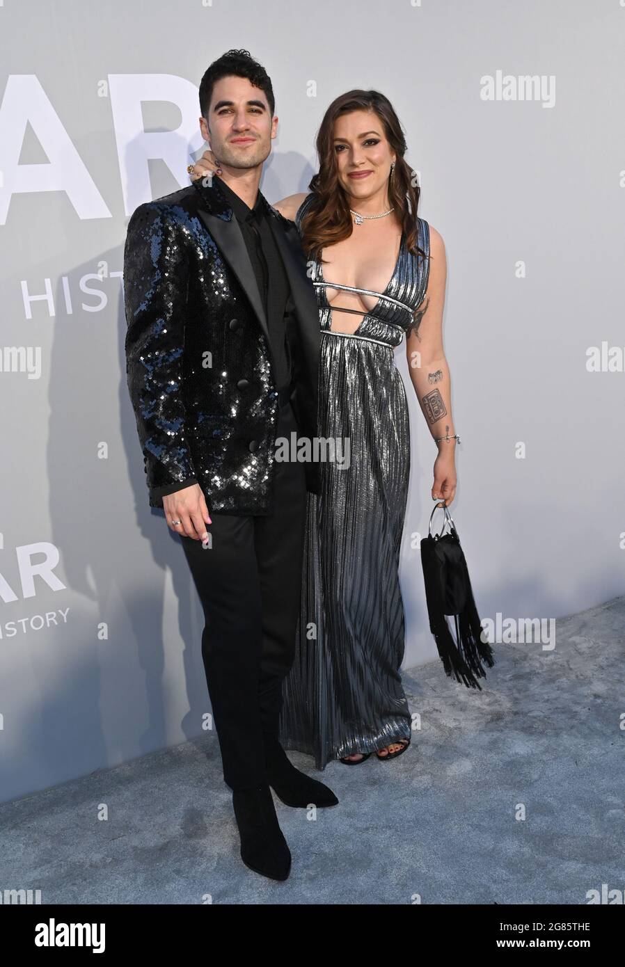 Antibes, Frankreich. Juli 2021. ANTIBES, FRANKREICH. 16. Juli 2021: Darren Criss & Mia Swer bei der amfAR Cannes Gala 2021, im Rahmen des 74. Festival de Cannes, in der Villa Eilenroc, Antibes. Bildquelle: Paul Smith/Alamy Live News Stockfoto Antibes, Frankreich. Juli 2021. ANTIBES, FRANKREICH. 16. Juli 2021: Darren Criss & Mia Swer bei der amfAR Cannes Gala 2021, im Rahmen des 74. Festival de Cannes, in der Villa Eilenroc, Antibes. Bildquelle: Paul Smith/Alamy Live News Stockfoto