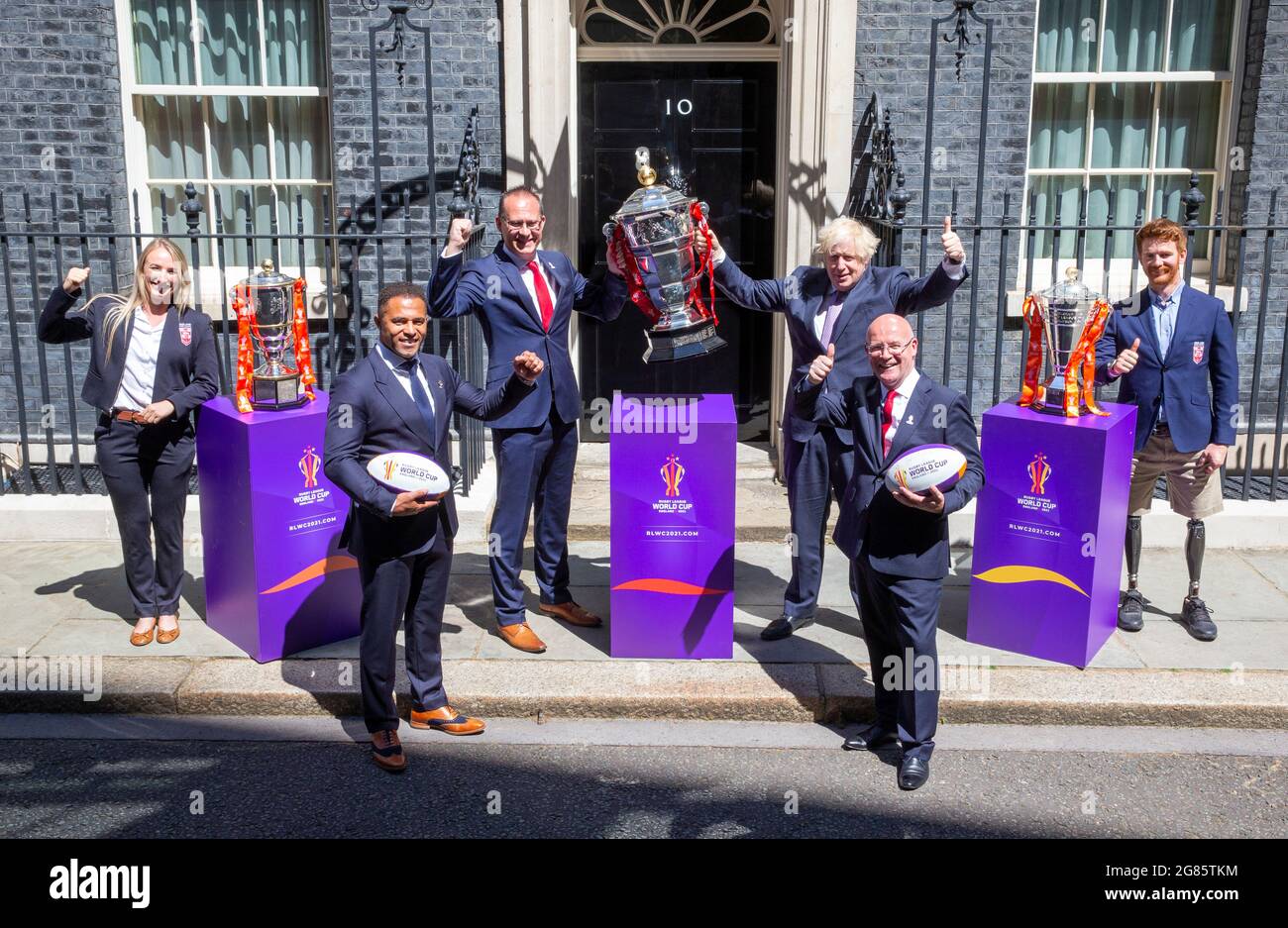 London, Großbritannien. Juli 2021. Premierminister Boris Johnson steht mit Botschaftern und Führungskräften vor der Rugby League World Cup 2021. Von links nach rechts, Jodie Cunningham, Botschafter, Jason Robinson, Botschafter, Jon Dutton, Chief Executive, Premierminister, Boris Johnson, Chris Brindley, James Simpson, Botschafter für Rollstuhl und Stuhl. Kredit: Mark Thomas/Alamy Live Nachrichten Stockfoto
