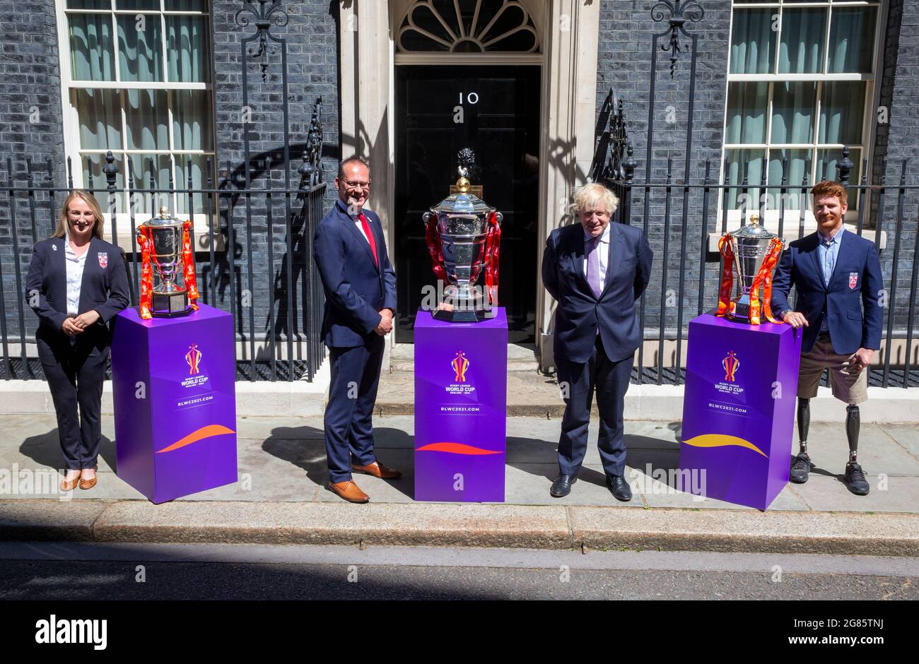 London, Großbritannien. Juli 2021. Premierminister Boris Johnson steht mit Botschaftern und Führungskräften vor der Rugby League World Cup 2021. Von links nach rechts: Jodie Cunningham, Botschafter, Jon Dutton, Chief Executive der Rugby League, Premierminister, Boris Johnson, Chris Brindley, Vorsitzender der Rugby League und James Simpson, Rollstuhlbotschafter Kredit: Mark Thomas/Alamy Live News Stockfoto