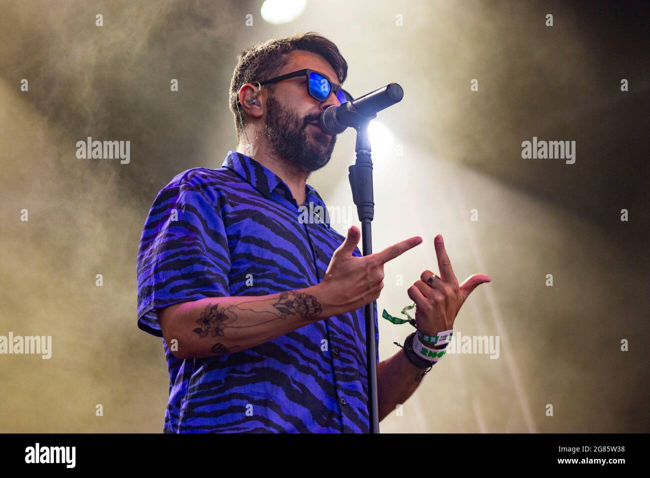 BARCELONA, ESPAÑA – JULIO 8. Rayden durante su presentación en el Escenario Cruïlla Enamora del Festival Cruïlla 2021 Stockfoto