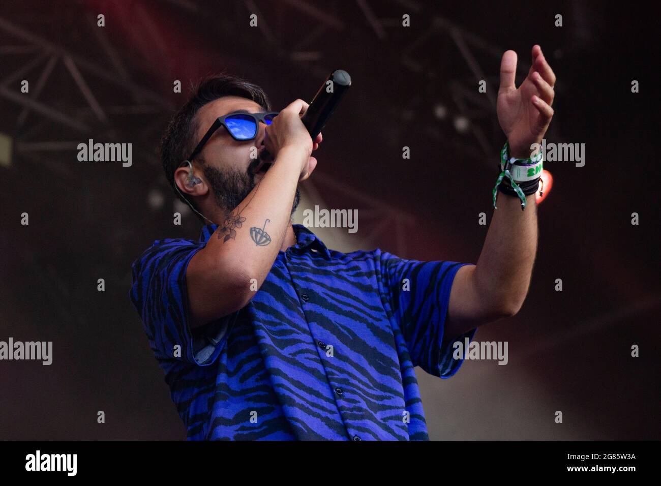 BARCELONA, ESPAÑA – JULIO 8. Rayden durante su presentación en el Escenario Cruïlla Enamora del Festival Cruïlla 2021 Stockfoto