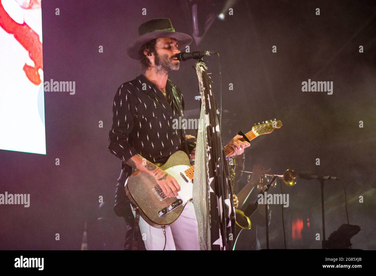 BARCELONA, ESPAÑA – JULIO 10. Leiva en concierto en el Escenario Cruïlla Enamora del Festival Cruïlla 2021 en Barcelona, España Stockfoto