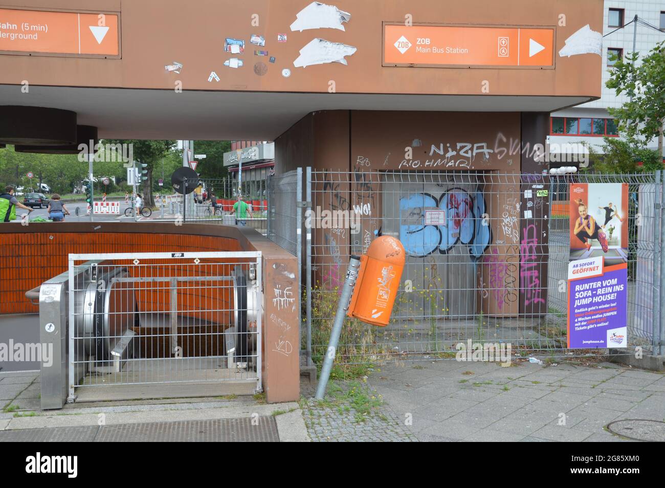 Eine Rolltreppe und ein Aufzug sind außer Betrieb und in der Nähe des Berliner Hauptbusbahnhofs in Charlottenburg, Berlin, am 14. Juli 2021 geschlossen. Stockfoto