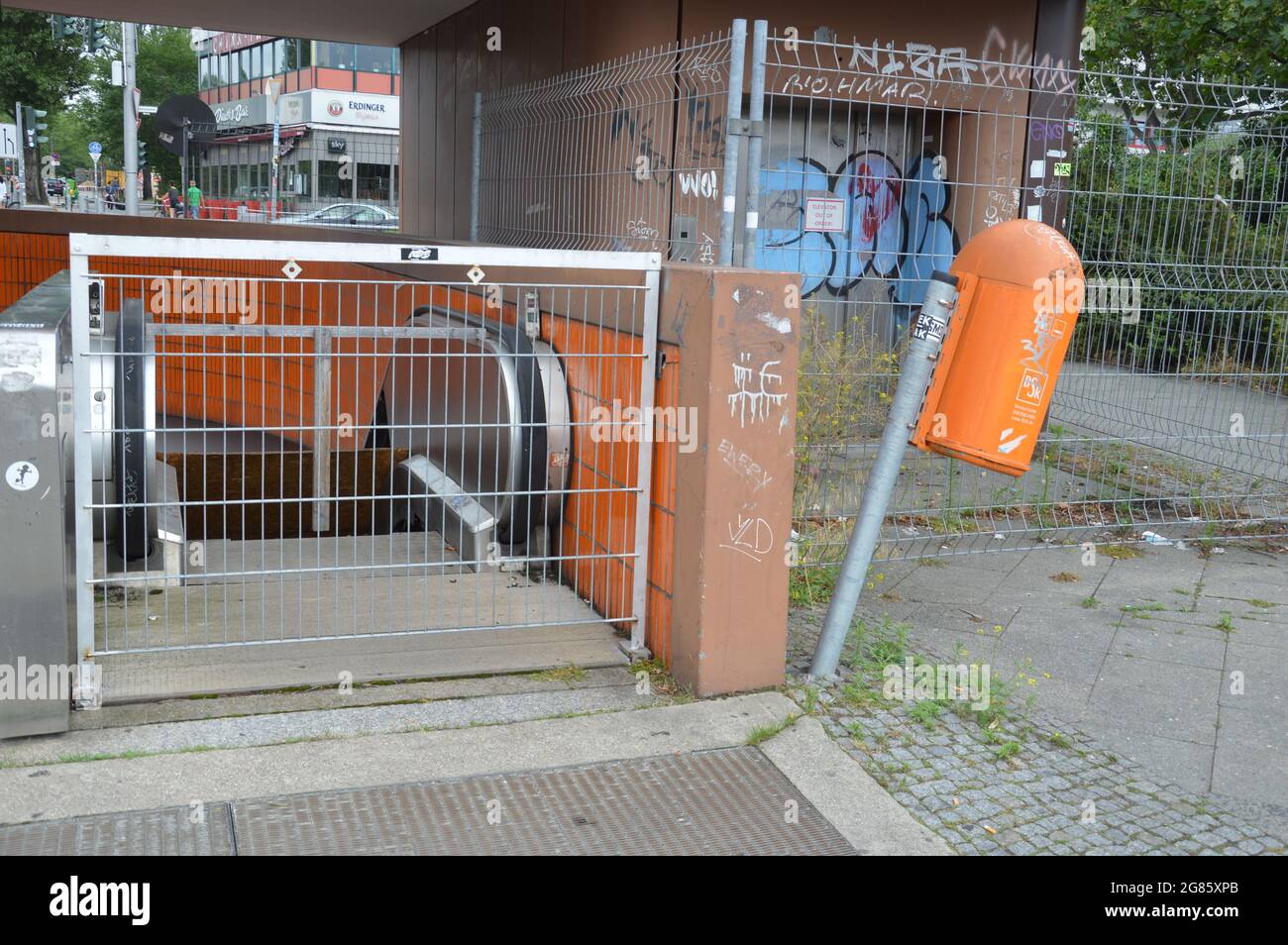 Eine Rolltreppe und ein Aufzug sind außer Betrieb und in der Nähe des Berliner Hauptbusbahnhofs in Charlottenburg, Berlin, am 14. Juli 2021 geschlossen. Stockfoto