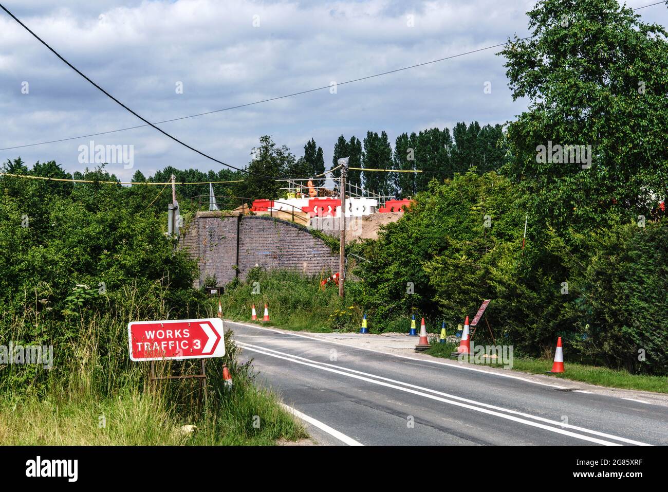 Die abgerissene Finmere Station Bridge, die die Vorbereitungen für eine provisorische Brücke zeigt, die HS2-Transporte über die A4421 Buckinghamshire befördern soll. Stockfoto