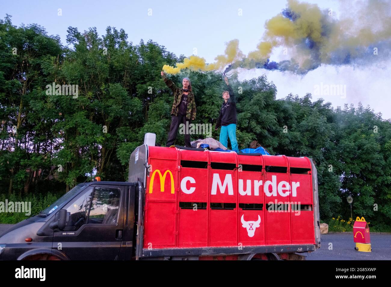 Scunthorpe, Großbritannien. Juli 2021. Tierrechtsaktivisten der Gruppe Animal Rebellion nutzen Bambusstrukturen, um den Zugang zu einer OSI-Lebensmittelverarbeitungsanlage zu blockieren, die alle Burger für McDonalds im Vereinigten Königreich produziert, 3 Millionen Rindfleisch-Patties pro Tag. Animal Rebellion will McDonalds unter Druck setzen, sich in ein pflanzenbasiertes Menü umzuwandeln. McDonalds wird ins Visier genommen, weil es von der Aktivistengruppe als Symbol für die industrielle Tierzucht angesehen wird, die zur Klimakrise beiträgt und Tiere Leid verursacht. Quelle: Joao Daniel Pereira. Stockfoto