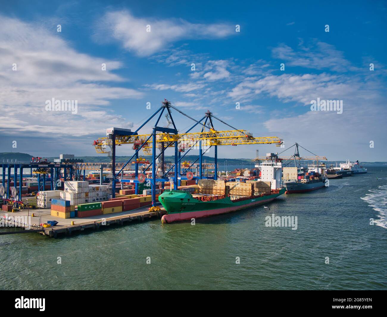 An einem sonnigen Abend im Juni 2021 laden und entladen Containerschiffe am Containerterminal im Hafen von Belfast Stockfoto