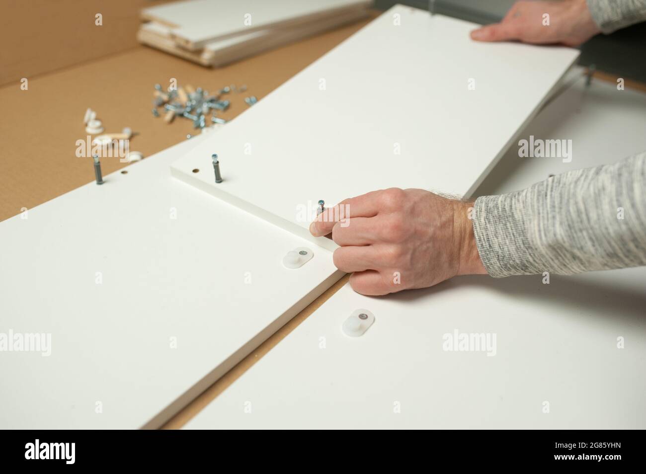 Meister Mann installieren Montage Möbel tun Sie es selbst. Hausreparaturen Stockfoto