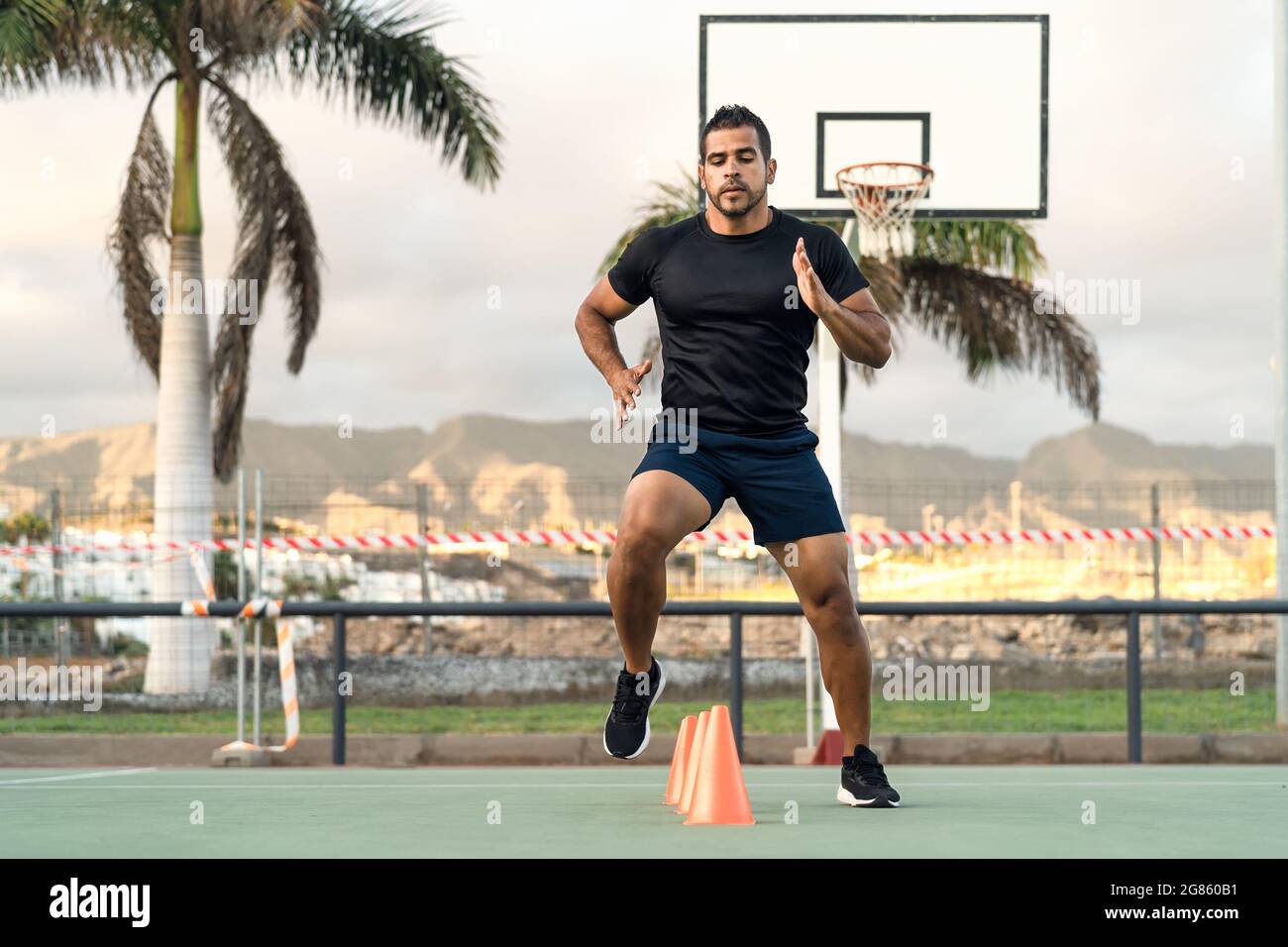Junger Athletic Mann macht Laufübungen im Freien - Sportliche Menschen Lifestyle-Konzept Stockfoto