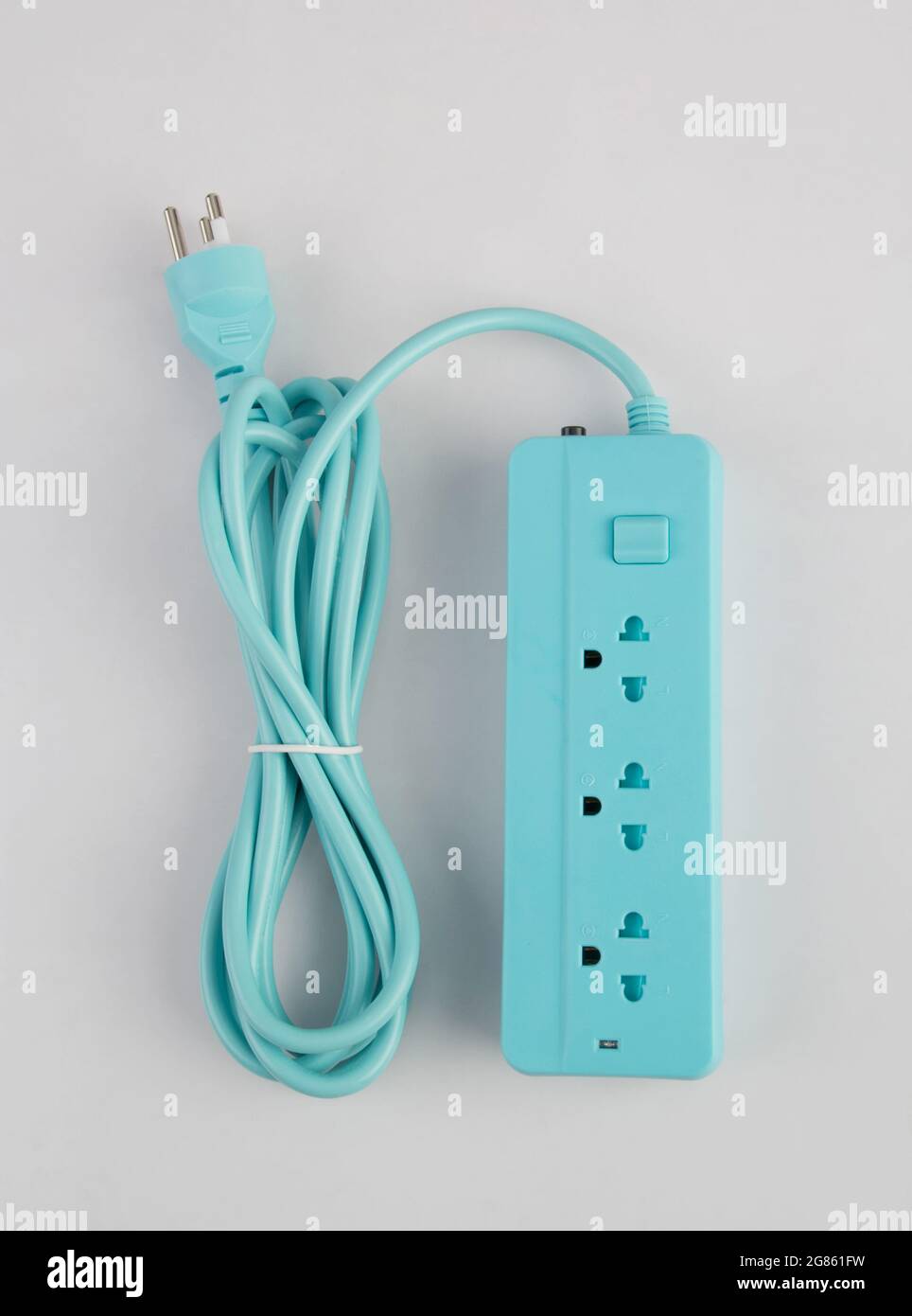 Leerer hellblauer Elektrostecker, drei Steckdosen mit langem Kabel isoliert auf weißem Hintergrund Stockfoto