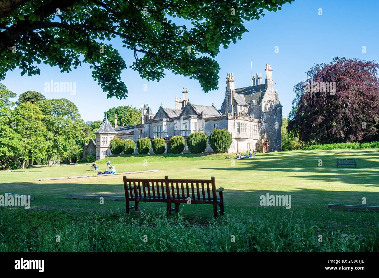 Eine Holzbank im Lauriston Castle, Schottland Stockfoto
