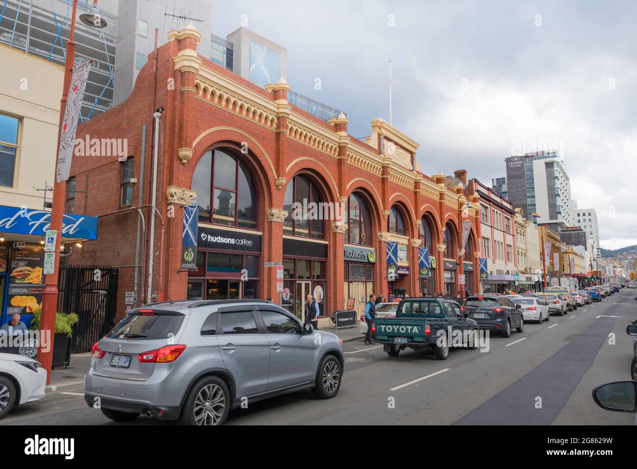 In dem umbauten und umbauten Gebäude aus der viktorianischen Ära Webster and Sons aus dem Jahr 1831 in der Liverpool Street, Hobart, Tasmanien, befinden sich Lebensmittel und andere Einzelhandelsgeschäfte Stockfoto